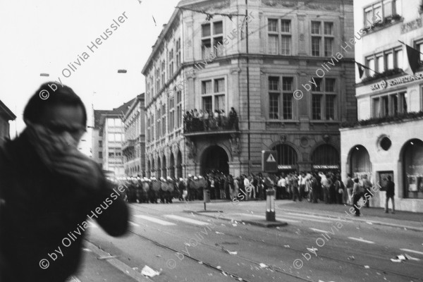 Image of sheet 19800170 photo 3: Nach einem Sit-In 'Bewegter' vor dem Zürcher Rathaus flüchtet ein Mann vor Tränengas, Schweiz, Juni 1980.
Youth movement protest Zürich 1980 √ Swiss Schweiz Switzerland Altstadt Kreis 1 eins Europe