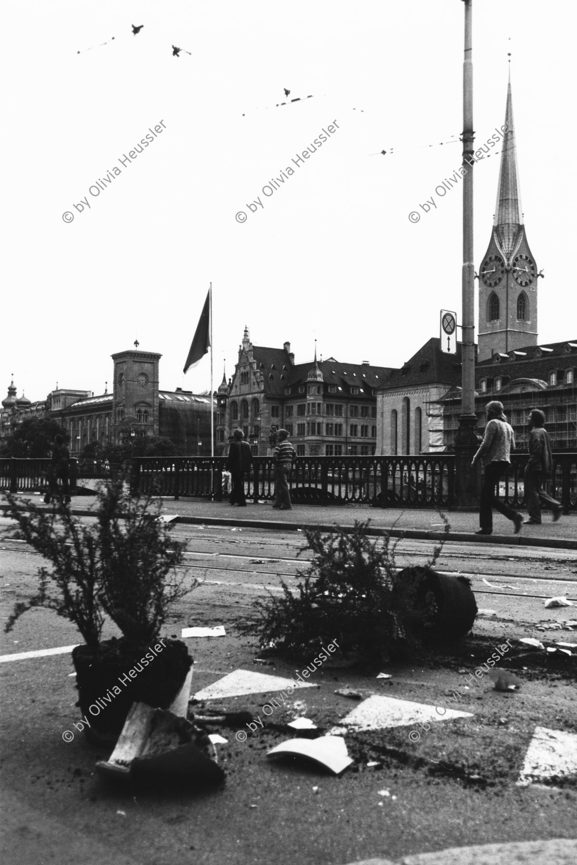 Image of sheet 19800170 photo 30: Sie fordern den Gemeinderat zu einer Diskussion auf. Der Gemeinderat verweigert das Gespräch. Die Demonstrierenden harren aus, worauf die Polizei eingreift Das Sit-In vor dem Rathaus wird von der Polizei mit Tränengas Einsatz gesprengt. Die Menschen flüchten in die Gassen. Barrikaden entstehen. Das Limmatquai sieht einem Schlachtfeld gleich.
Jugendbewegung Bewegig AJZ Zürcher Jugendunruhen Demonstrationen
Youth movement protest Zürich 1980 √ Swiss Schweiz Switzerland Altstadt Kreis 1 eins Europe Fraumünster Kirche church watch Uhr Zifferblatt