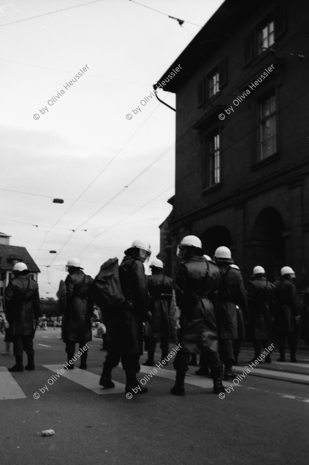 Image of sheet 19800170 photo 31: frtsg. 800160 Sie fordern den Gemeinderat zu einer Diskussion auf. Der Gemeinderat verweigert das Gespräch. Die Demonstrierenden harren aus, worauf die Polizei eingreift Das Sit-In vor dem Rathaus wird von der Polizei mit Tränengas Einsatz gesprengt. Die Menschen flüchten in die Gassen. Das Limmatquai sieht einem Schlachtfeld gleich.
Jugendbewegung Bewegig AJZ Zürcher Jugendunruhen Demonstrationen
Zürich Protest Youth movement 1980 √ Swiss Schweiz Switzerland Altstadt Kreis 1 eins Europe police