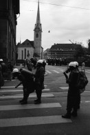 Image of sheet 19800170 photo 33: frtsg. 800160 Sie fordern den Gemeinderat zu einer Diskussion auf. Der Gemeinderat verweigert das Gespräch. Die Demonstrierenden harren aus, worauf die Polizei eingreift Das Sit-In vor dem Rathaus wird von der Polizei mit Tränengas Einsatz gesprengt. Die Menschen flüchten in die Gassen. Das Limmatquai sieht einem Schlachtfeld gleich.
Jugendbewegung Bewegig AJZ Zürcher Jugendunruhen Demonstrationen
Youth movement protest Zürich 1980 √ Swiss Schweiz Switzerland Altstadt Kreis 1 eins Europe Fraumünsterkirche
