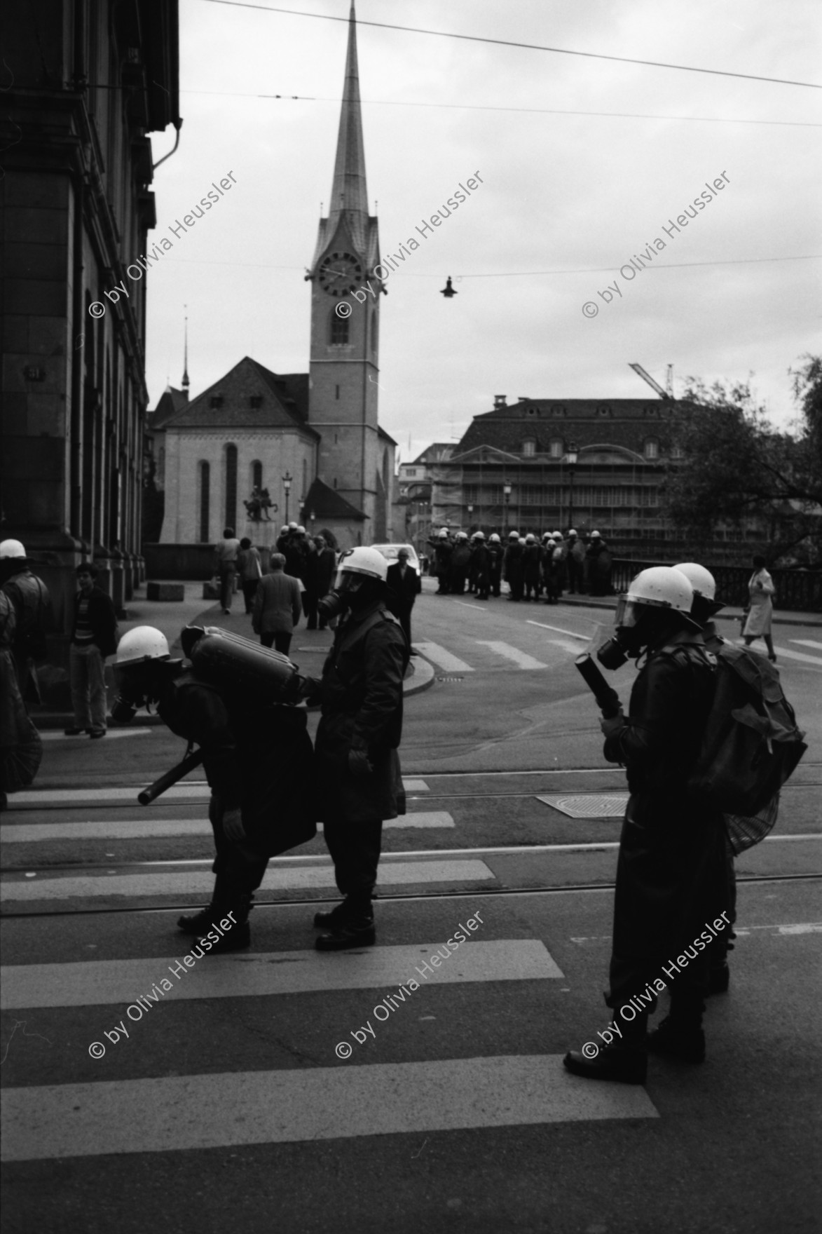 Image of sheet 19800170 photo 33: frtsg. 800160 Sie fordern den Gemeinderat zu einer Diskussion auf. Der Gemeinderat verweigert das Gespräch. Die Demonstrierenden harren aus, worauf die Polizei eingreift Das Sit-In vor dem Rathaus wird von der Polizei mit Tränengas Einsatz gesprengt. Die Menschen flüchten in die Gassen. Das Limmatquai sieht einem Schlachtfeld gleich.
Jugendbewegung Bewegig AJZ Zürcher Jugendunruhen Demonstrationen
Youth movement protest Zürich 1980 √ Swiss Schweiz Switzerland Altstadt Kreis 1 eins Europe Fraumünsterkirche