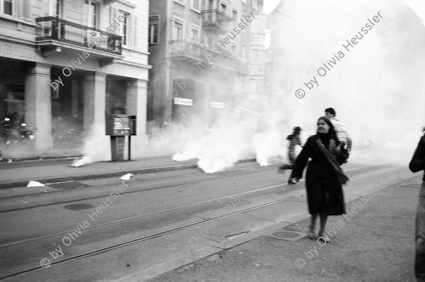 Image of sheet 19800170 photo 5: Sie fordern den Gemeinderat zu einer Diskussion auf. Der Gemeinderat verweigert das Gespräch. Die Demonstrierenden harren aus, worauf die Polizei eingreift. Das Sit-In vor dem Rathaus wird von der Polizei mit einem Tränengas Einsatz gesprengt. Die Menschen flüchten in die  Gassen. Barrikaden entstehen. Das Limmatquai sieht einem Schlachtfeld gleich.
Jugendbewegung Bewegig AJZ Zürcher Jugendunruhen Demonstrationen
Zürich Protest Youth movement 1980 √ Swiss Schweiz Switzerland Altstadt Kreis 1 eins Europe 
From: Zürich Sommer 1980 p.31