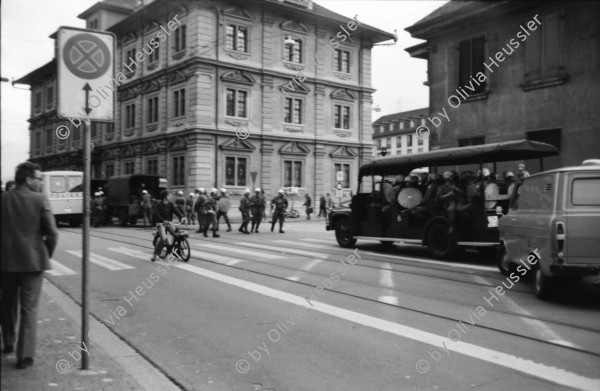 Image of sheet 19800170 photo 8: Einsatzkraefte der Polizei nach Protest vor dem Rathaus am  Limmatquai, 1980 in Zuerich.
Jugendbewegung Bewegig Zürcher Jugendunruhen Demonstrationen
Youth movement Protest Zürich Switzerland Swiss