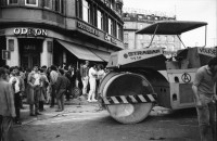 Image of sheet 19800180 photo 1: Baumaschine der Strabag vor dem Café Odeon während der Zürcher Jugendbewegung am 18.6.1980 in Zürich. Zürich youth movement
Exhibition: Zurich, The Eighties Photobastei Zürich 2020