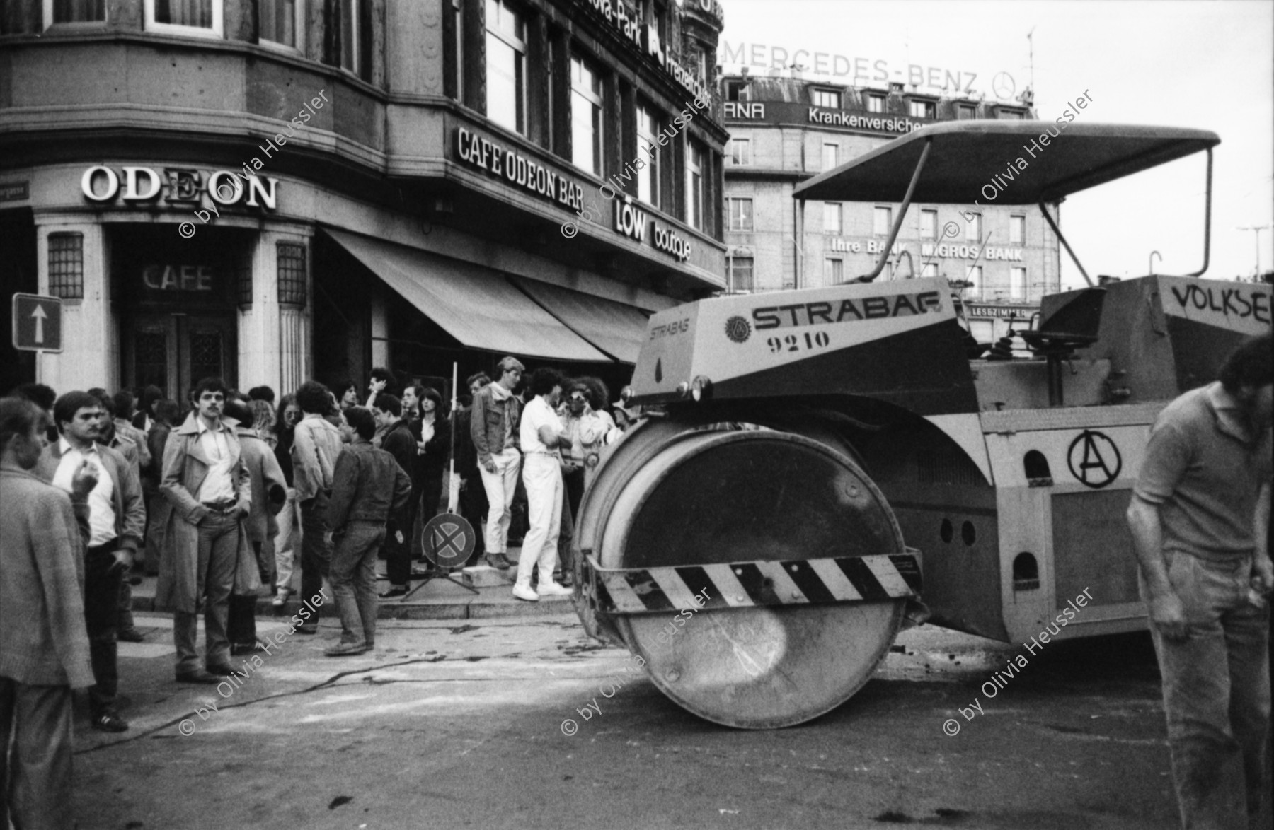 Image of sheet 19800180 photo 1: Baumaschine der Strabag vor dem Café Odeon während der Zürcher Jugendbewegung am 18.6.1980 in Zürich. Zürich youth movement
Exhibition: Zurich, The Eighties Photobastei Zürich 2020