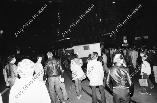 Image of sheet 19800180 photo 14: Baumaschine der Strabag vor dem Café Odeon während der Zürcher Jugendbewegung am 18.6.1980 in Zürich. Zürich youth movement