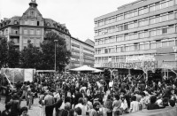 Image of sheet 19800180 photo 16: Poch Fest Helvetiaplatz vor dem damaligen Sozialamt in Zuerich 1980.