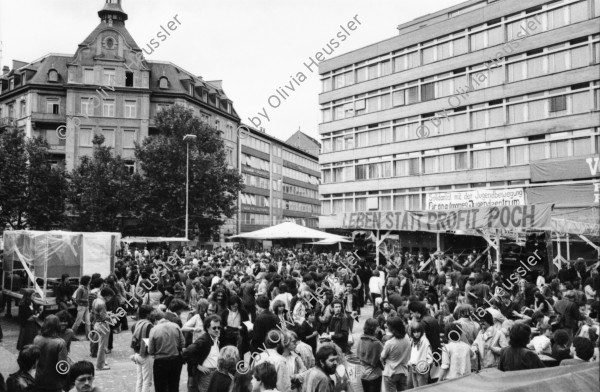 Image of sheet 19800180 photo 16: Poch Fest Helvetiaplatz vor dem damaligen Sozialamt in Zuerich 1980.