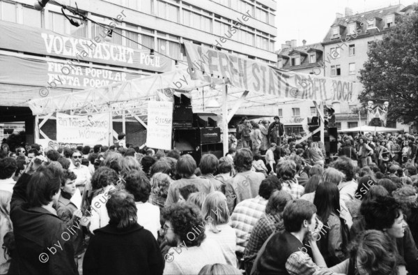 Image of sheet 19800180 photo 17: Redner und Besucherinnen am Poch Fest Helvetiaplatz in Zuerich 1980.