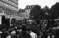 Image of sheet 19800180 photo 19: s Redner am Poch Fest Helvetiaplatz. 
21.6.1980 

Jugendbewegung Bewegig AJZ Zürcher Jugendunruhen Demonstrationen
Youth movement Protest Zürich Kreis vier 4 Schweiz Switzerland Swiss protest Poch fest