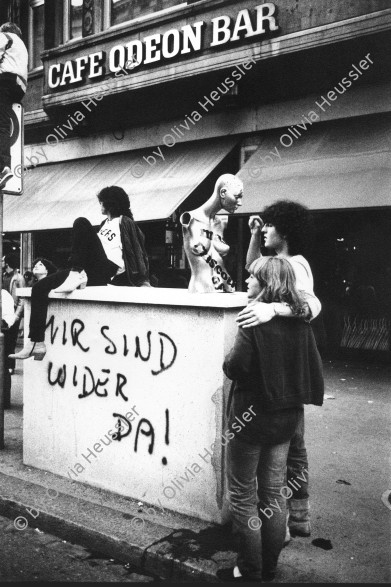 Image of sheet 19800180 photo 2: Jugendliche vor dem Café Odeon, Bellevue, Zuerich 1980. 
Mir sind wider da ! spray Graffiti auf dem Transformatorenhäuschen mit Mascotte Puppe und Paar.
Jugendbewegung Bewegig Zürcher Jugendunruhen Demonstrationen youth movement protest  Schweiz Switzerland

Exhibitions:
Couvrage-Action. Zürcher Künstler, Züspa, Zürich 1980. On Resin Coated Paper with sulphur toning
Belgrade Photo Month 2019
Im Bestand Fotostiftung Schweiz 24 x 30 cm RC Vintage 1986.018 B.0226