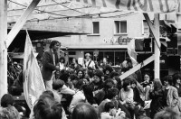 Image of sheet 19800180 photo 22: Leonhard Fünfschilling, als Redner am Poch Fest Helvetiaplatz. 

Jugendbewegung Bewegig AJZ Zürcher Jugendunruhen Demonstrationen
Youth movement Protest Zürich Kreis vier 4 Schweiz Switzerland Swiss protest Poch fest