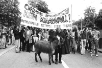Image of sheet 19800180 photo 27: Demonstration mit Transparent Spruchband 'Ohne Polizei kein Krawall' mit Pfarrer Ernst Sieber und seinem Esel.
Jugendbewegung Bewegig AJZ Zürcher Jugendunruhen Demonstrationen
Youth movement Protest Zürich 1980
 √