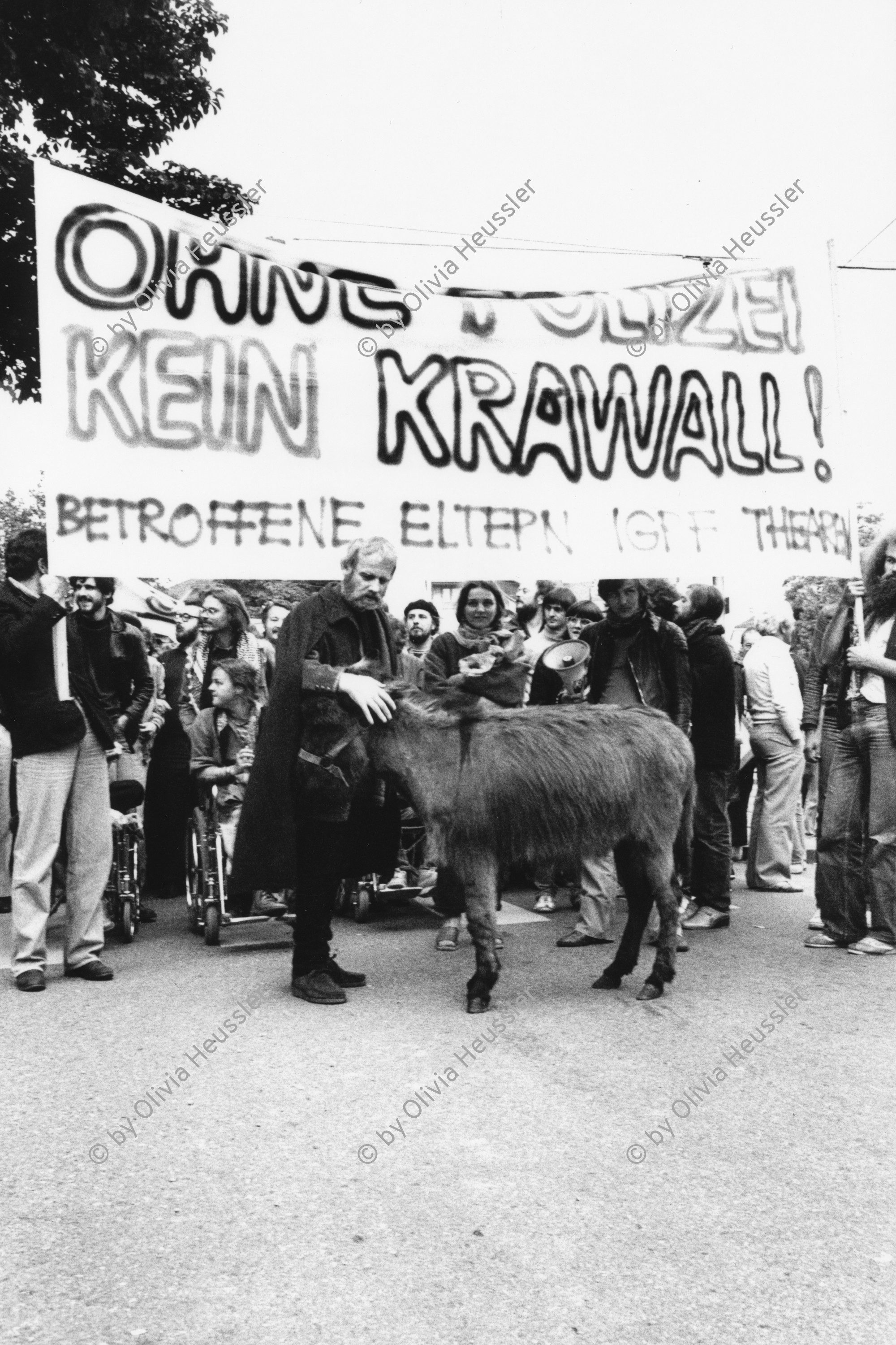 Image of sheet 19800180 photo 28: Pfarrer Sieber nimmt mit seinem Esel an einer Demonstration der Jugendbewegung teil. Zürich, 1980.
Zürich youth movement protest 1980 √