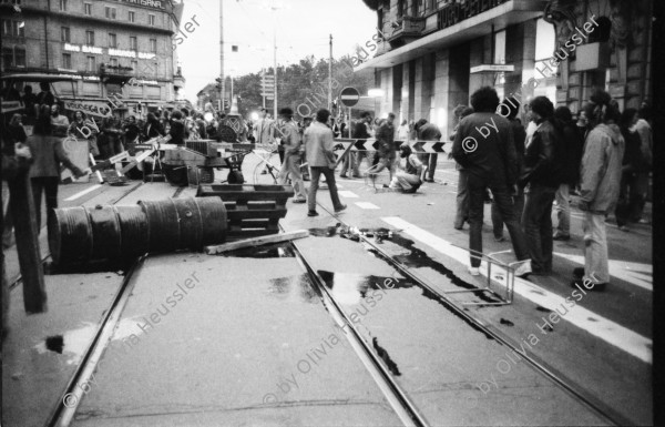 Image of sheet 19800180 photo 5: Demonstrierende versammeln sich vor dem Rathaus: Sie fordern den Gemeinderat zu einer Diskussion auf. Der Gemeinderat verweigert das Gespräch. Die Demonstrierenden harren aus, worauf die Polizei eingreift. Sachbeschädigungen in der Innenstadt. 
Rathaus Demo. Oelflecken auf Limmatquai.
Youth movement Protest Zürich √
Jugendbewegung Bewegig AJZ Zürcher Jugendunruhen Demonstrationen
p.44