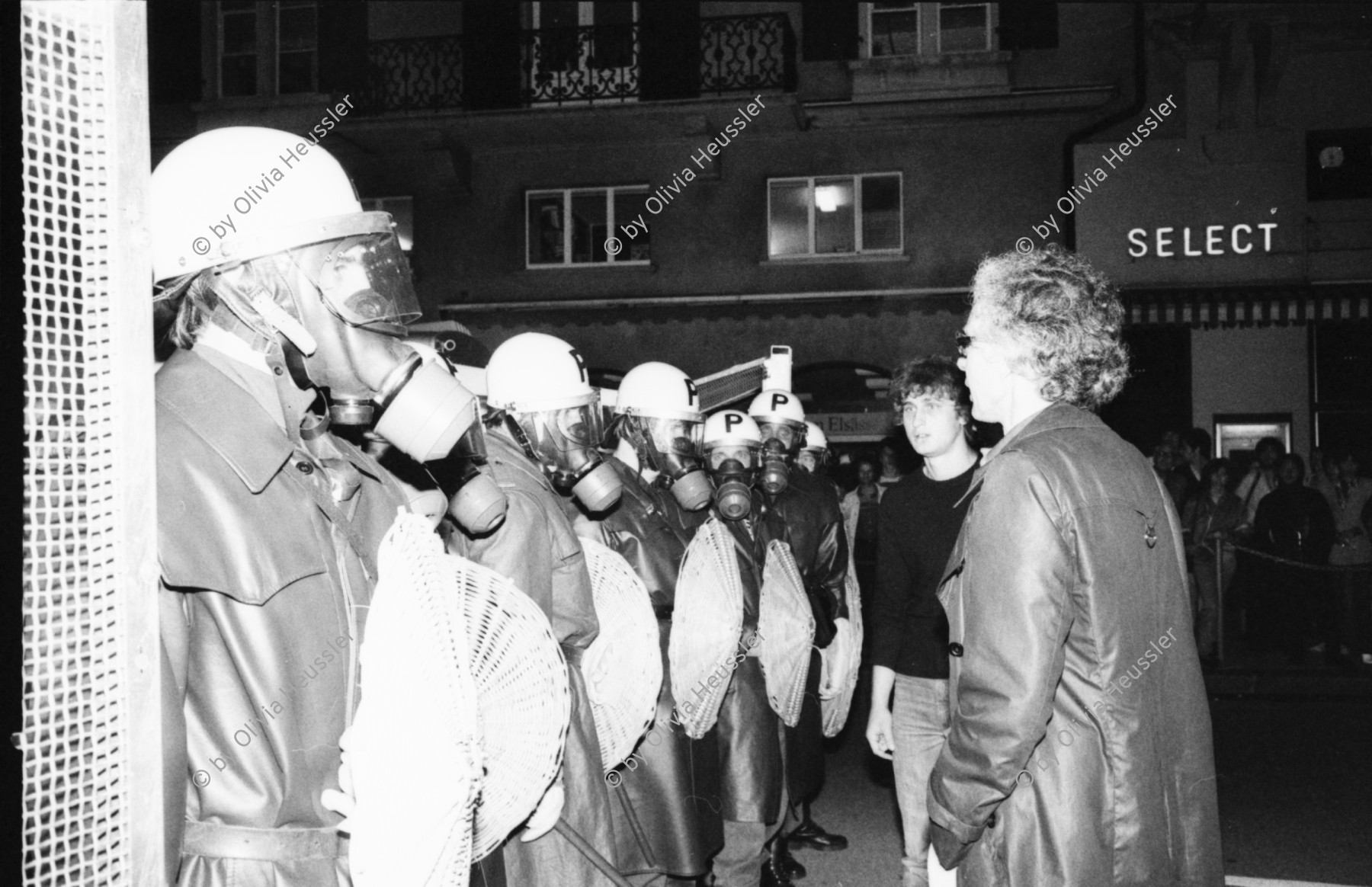 Image of sheet 19800180 photo 6: Protest vor dem Rathaus mit Kantonsrat Gmuender und Polizei Einsatzkraefte am  Limmatquai, 1980 in Zuerich.
Jugendbewegung Bewegig Zürcher Jugendunruhen Demonstrationen
Youth movement Protest Zürich Switzerland Swiss