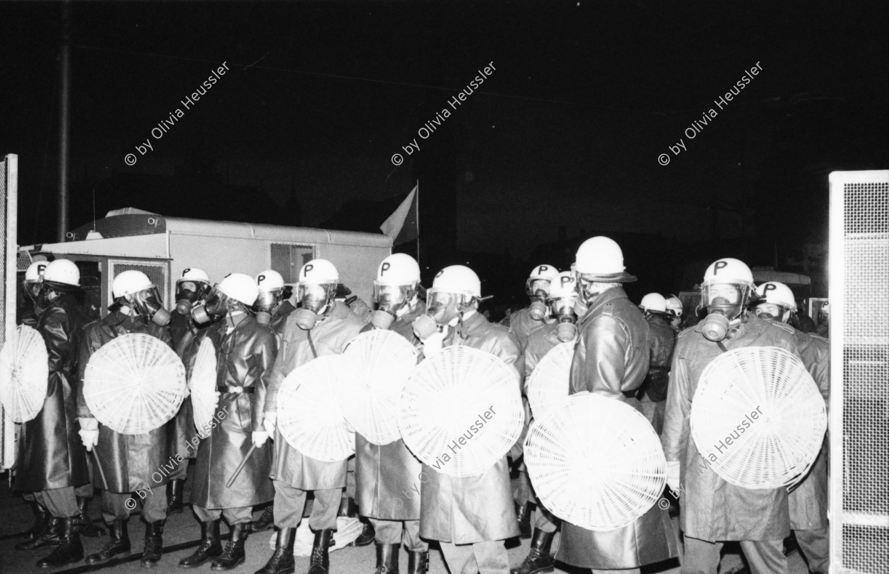 Image of sheet 19800180 photo 9: frtsg. 800170 
18.6.1980 Polizei Grenardiere Beamte mit Schutzschildern Körbe geflochten. Gasmasken P Helme  Limmatquai. Grenadiere Militärfahrzeuge. 
21.6.1980 Nachdem die rund 5000 bis 6000 auf dem Helvetiaplatz Versammelten von den Präventiv-Verhaftungen vom Freitag erfahren, beschliesst eine Mehrheit, die Diskussion um die von der SP unterbreiteten Vorschläge bezüglich Trägerschaft zu vertagen und stattdessen sofort zu demonstrieren. 
Jugendbewegung Bewegig AJZ Zürcher Jugendunruhen Demonstrationen
Youth movement Protest Zürich Kreis vier 4 Schweiz Switzerland Swiss protest Poch fest