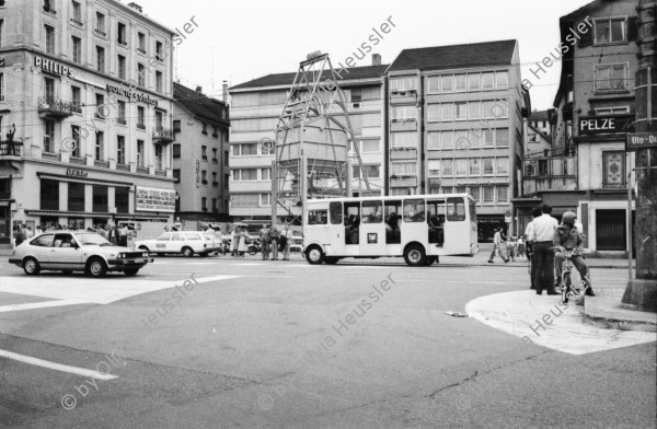 Image of sheet 19800191 photo 1: Polizei Fahrzeuge 
Jugendbewegung Bewegig AJZ Zürcher Jugendunruhen Demonstrationen 1980