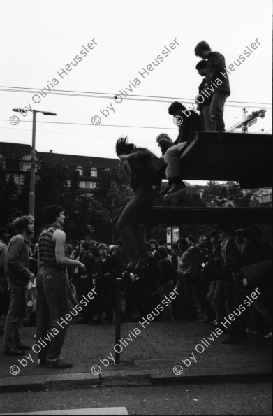 Image of sheet 19800191 photo 10: Polizei Fahrzeuge Quai Brücke voll DemonstrantInnen Unzufriedenen Demo Grossmünster 7000 Leute. Transparent 'Ohne Krawall keine Polizei' Trudi Charlotte Jacob eine Zürcher Künstlerin und Kunstmalerin hat nach dieser Photographie, Nr. 6, ein Bild gemalt. Vor Rathaus Polizeiposten am Limmatquai Landesmuseum Platzspitz Park Karton Puppe. Feuer. 1. Tag im Autonomen Jugendzentrum. AJZ Limmatstrasse 18-20 1.Jürg Bernhard. Der zürcher Photograph Fotograf und Künstler Hans Danuser liest im ZS. Zürcher Student. Vollversammlung.

Jugendbewegung Bewegig AJZ Zürcher Jugendunruhen Demonstrationen 1980