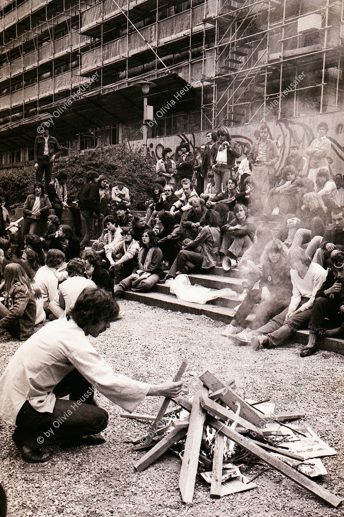 Image of sheet 19800191 photo 12: Polizei Fahrzeuge Quai Brücke voll DemonstrantInnen Unzufriedenen Demo Grossmünster 7000 Leute. 
Hinter dem Landesmuseum in Zürich Kreis 5 fünf Schweiz Switzerland Europe

Jugendbewegung Bewegig AJZ Zürcher Jugendunruhen Demonstrationen
Zürich youth movement 1980 √
© 1980, by OLIVIA HEUSSLER / www.clic.li