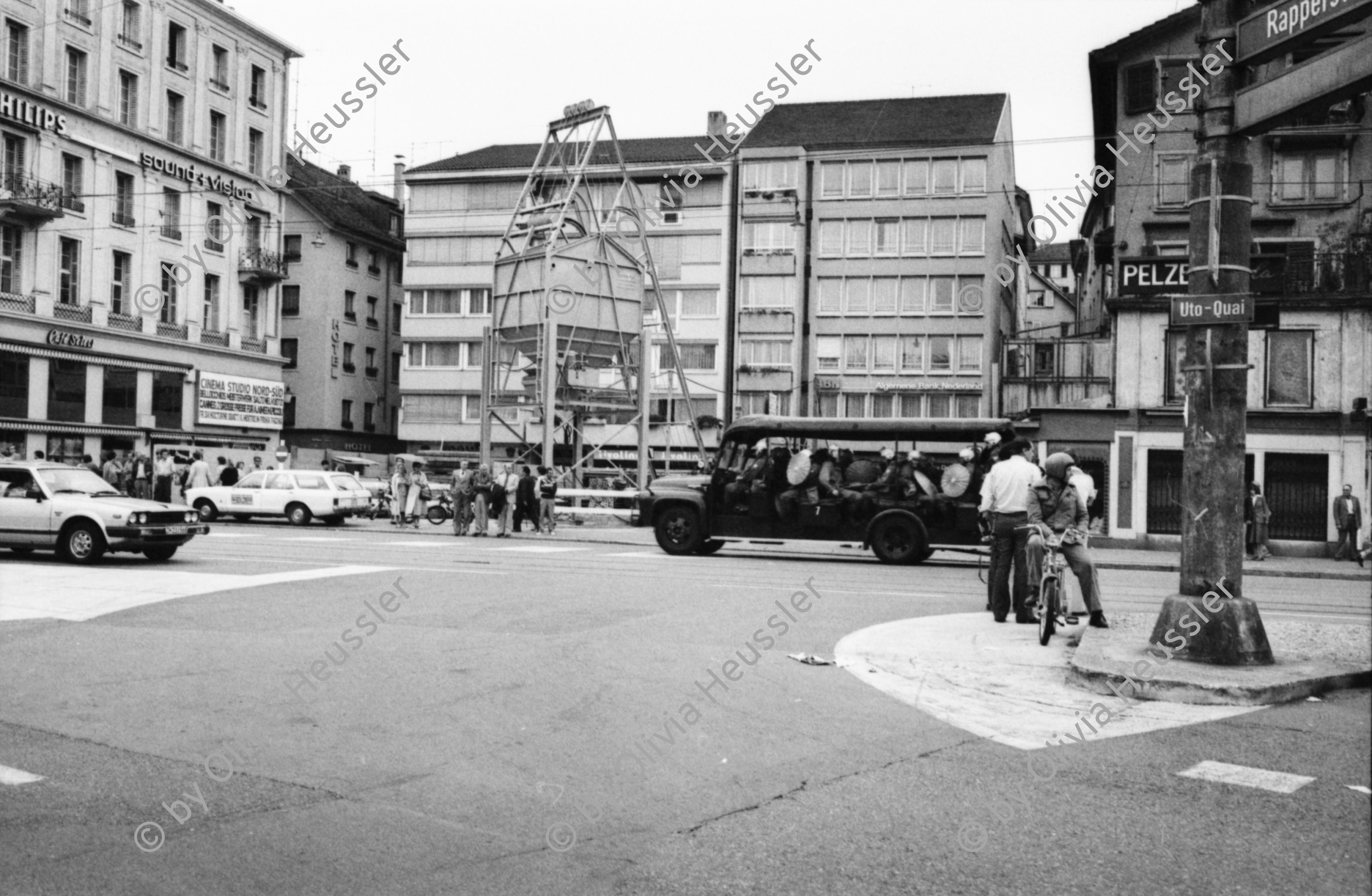 Image of sheet 19800191 photo 2: Polizei Fahrzeuge 
Jugendbewegung Bewegig AJZ Zürcher Jugendunruhen Demonstrationen 1980