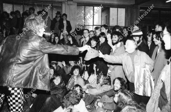 Image of sheet 19800191 photo 29: Artisten am Eröffnungsfest des  Autonomen Jugendzentrum AJZ in Zuerich, 1980.

Zürich Youth protest movement