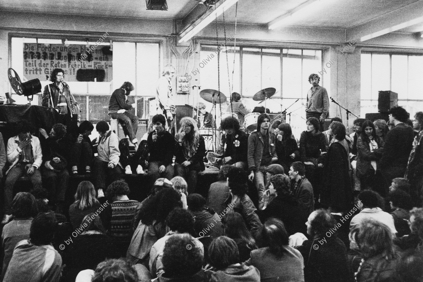 Image of sheet 19800191 photo 32: 1. Tag im Autonomen Jugendzentrum. AJZ Limmatstrasse 18-20 Vollversammlung
VV Alex Stierli Bühne Konzert Kultur
Jugendbewegung Bewegig AJZ Zürcher Jugendunruhen Demonstrationen
Zürich youth movement protest 1980 √ Kreis 5 fünf Schweiz Switzerland Europe
© 1980, by OLIVIA HEUSSLER / www.clic.li