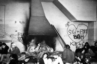 Image of sheet 19800191 photo 35: 1. Tag am Kamin im Autonomen Jugendzentrum. AJZ Limmatstrasse 18-20 1. Vollversammlung.

Jugendbewegung Bewegig AJZ Zürcher Jugendunruhen Demonstrationen
Zürich youth protest movement 1980√ Kreis 5 fünf Schweiz Switzerland Europe
© 1980, by OLIVIA HEUSSLER / www.clic.li
