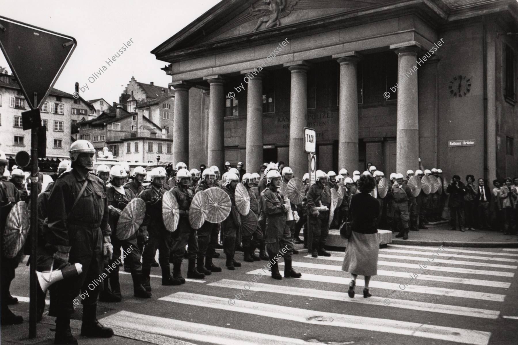 Image of sheet 19800191 photo 7: DemonstrantInnen Unzufriedenen Demo Grossmünster 7000 Leute. Vor Rathaus Polizeiposten am Limmatquai 
Jugendbewegung Bewegig AJZ Zürcher Jugendunruhen Demonstrationen
Zürich 1980 youth movement protest √
© 1980, by OLIVIA HEUSSLER / www.clic.li