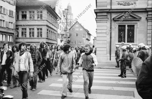 Image of sheet 19800191 photo 8: Polizei Fahrzeuge Quai Brücke voll DemonstrantInnen Unzufriedenen Demo Grossmünster 7000 Leute. Transparent 'Ohne Krawall keine Polizei' Trudi Charlotte Jacob eine Zürcher Künstlerin und Kunstmalerin hat nach dieser Photographie, Nr. 6, ein Bild gemalt. Vor Rathaus Polizeiposten am Limmatquai Landesmuseum Platzspitz Park Karton Puppe. Feuer. 1. Tag im Autonomen Jugendzentrum. AJZ Limmatstrasse 18-20 1.Jürg Bernhard. Der zürcher Photograph Fotograf und Künstler Hans Danuser liest im ZS. Zürcher Student. Vollversammlung.

Jugendbewegung Bewegig AJZ Zürcher Jugendunruhen Demonstrationen 1980