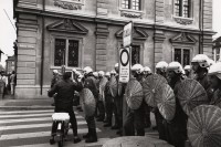Image of sheet 19800191 photo 9: DemonstrantInnen Unzufriedenen Demo Grossmünster 7000 Leute. Rathaus Polizeiposten am Limmatquai 
Zürich 1980 youth movement protest √
Jugendbewegung Bewegig AJZ Zürcher Jugendunruhen Demonstrationen
© 1980, by OLIVIA HEUSSLER / www.clic.li