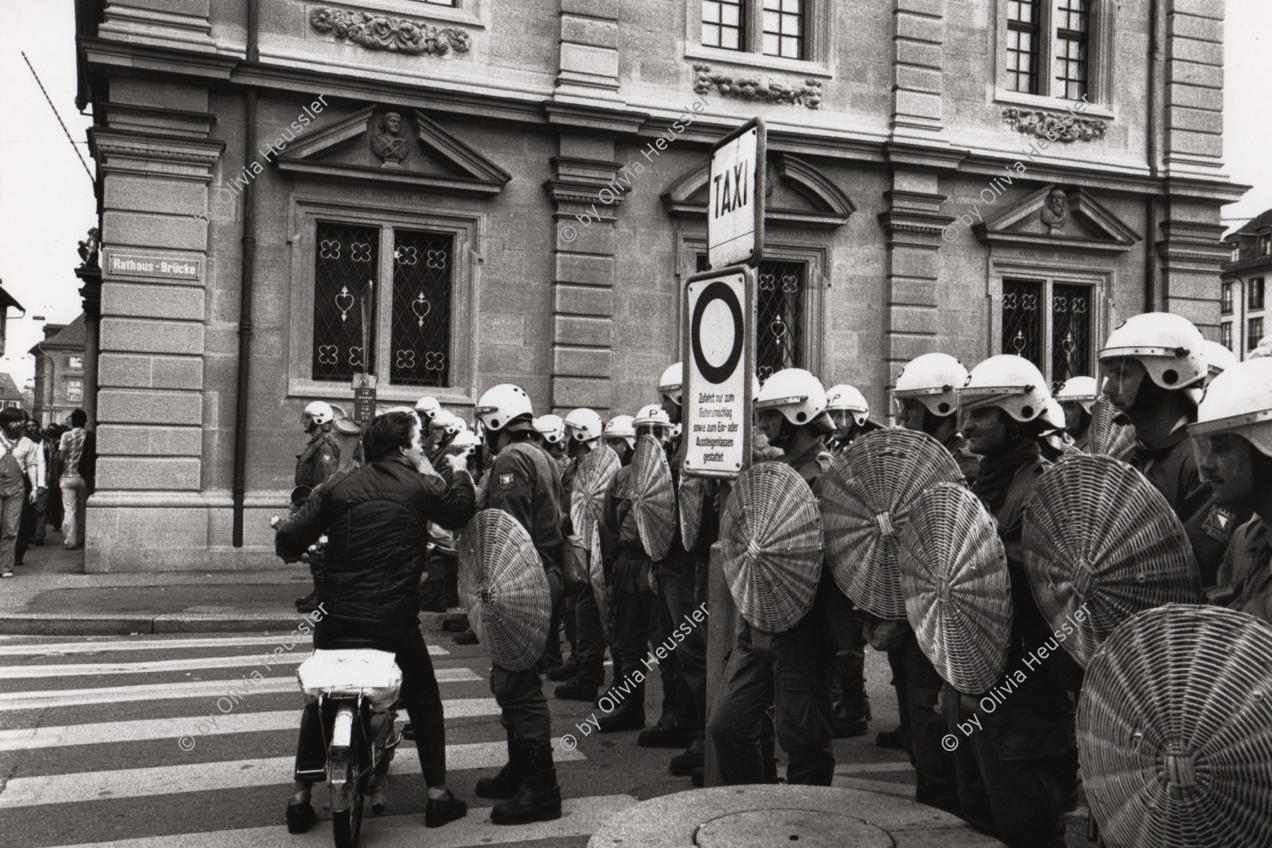 Image of sheet 19800191 photo 9: DemonstrantInnen Unzufriedenen Demo Grossmünster 7000 Leute. Rathaus Polizeiposten am Limmatquai 
Zürich 1980 youth movement protest √
Jugendbewegung Bewegig AJZ Zürcher Jugendunruhen Demonstrationen
© 1980, by OLIVIA HEUSSLER / www.clic.li