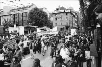Image of sheet 19800192 photo 1: Unzufriedenen Demonstration mit ca. 7000 Personen Betroffene Eltern IGF. 
Stacheldraht. Langstrasse Unterführung eingang
Zürich 1980 youth movement protest Aussersihl Kreis 4
Jugendbewegung Bewegig AJZ Zürcher Jugendunruhen Demonstrationen