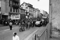 Image of sheet 19800192 photo 10: Unzufriedenen Demonstration mit ca. 7000 Personen führt am 21. Juni am abgeriegelt und verschlossenen AJZ Autonomen Jugendzentrum an der Limmatstrasse vorbei.
Zürich 1980 youth movement protest
Jugendbewegung Bewegig AJZ Zürcher Jugendunruhen Demonstrationen
√
© 1980, by OLIVIA HEUSSLER / www.clic.li