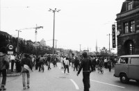 Image of sheet 19800192 photo 14: Demonstration beim Bahnhofplatz, 1980 in Zuerich waehrend den Jugendunruhen. VW-Bus 
Jugendbewegung Bewegig Zürcher Demonstrationen