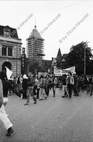 Image of sheet 19800192 photo 15: Unzufriedenen Demonstration mit  Betroffenen Eltern IGF, Bahnhof Zuerich, 1980.

Zürich 1980 youth movement protest Aussersihl Kreis 4
Jugendbewegung Bewegig AJZ Zürcher Jugendunruhen Demonstrationen