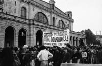 Image of sheet 19800192 photo 16: Unzufriedenen Demonstration mit ca. 7000 Personen führt am AJZ vorbei 
verriegelt. mit Pfarrer Ernst Sieber mit Esel. Transparent Banner ' Ohne Polizei kein Krawall '. Spruchband
Zürich 1980 youth movement protest
Jugendbewegung Bewegig AJZ Zürcher Jugendunruhen Demonstrationen
√
© 1980, by OLIVIA HEUSSLER / www.clic.li
