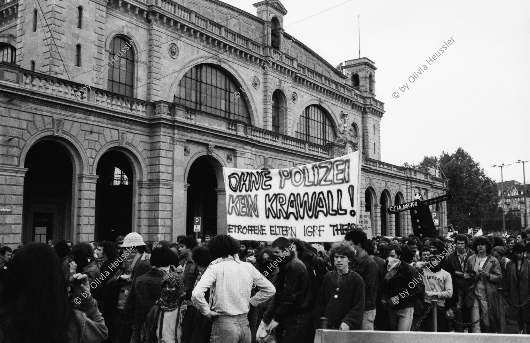 Image of sheet 19800192 photo 16: Unzufriedenen Demonstration mit ca. 7000 Personen führt am AJZ vorbei 
verriegelt. mit Pfarrer Ernst Sieber mit Esel. Transparent Banner ' Ohne Polizei kein Krawall '. Spruchband
Zürich 1980 youth movement protest
Jugendbewegung Bewegig AJZ Zürcher Jugendunruhen Demonstrationen
√
© 1980, by OLIVIA HEUSSLER / www.clic.li