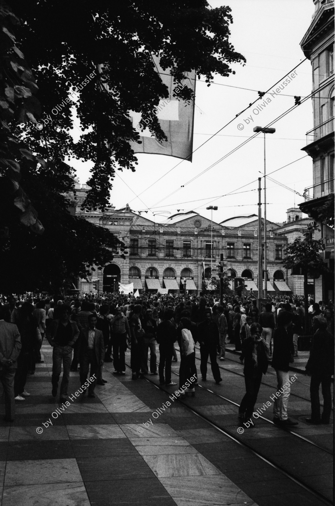 Image of sheet 19800192 photo 17: Unzufriedenen Demonstration mit ca. 7000 Personen an der Bahnhofstrasse beim Hauptbahnhof am 21. Juni.
Jugendbewegung Bewegig AJZ Zürcher Jugendunruhen Demonstrationen
Zürich 1980 youth movement protest
√
© 1980, by OLIVIA HEUSSLER / www.clic.li