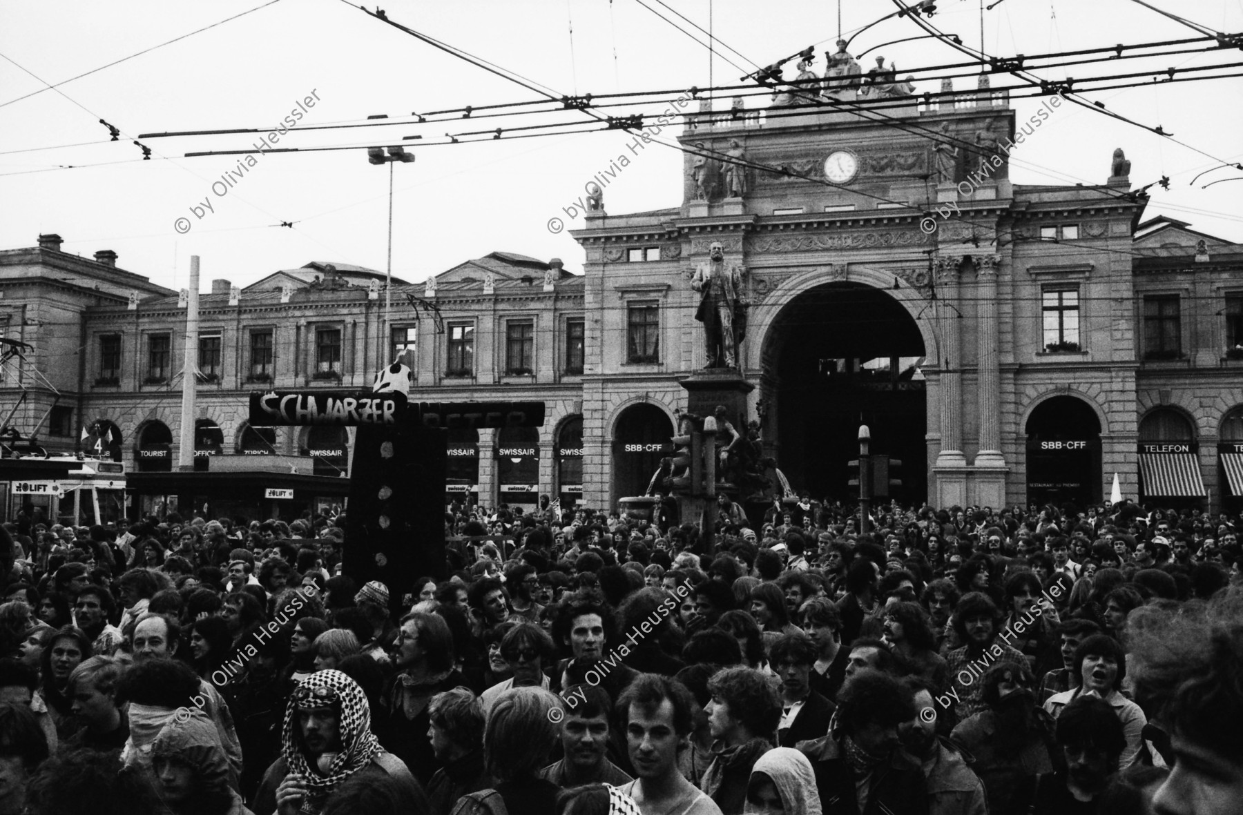 Image of sheet 19800192 photo 18: Unzufriedenen Demonstration mit ca. 7000 Personen an der Bahnhofstrasse beim Hauptbahnhof am 21. Juni.
Jugendbewegung Bewegig AJZ Zürcher Jugendunruhen Demonstrationen
Zürich 1980 youth movement protest
√
© 1980, by OLIVIA HEUSSLER / www.clic.li