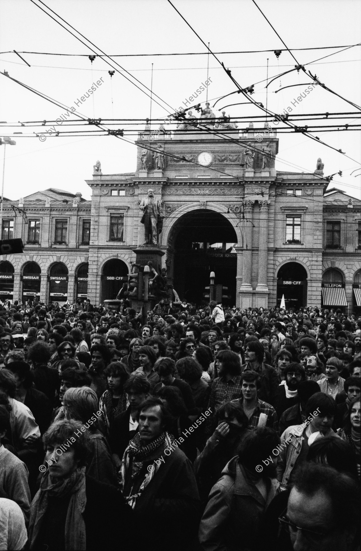 Image of sheet 19800192 photo 19: Unzufriedenen Demonstration mit ca. 7000 Personen an der Bahnhofstrasse beim Hauptbahnhof am 21. Juni.
Jugendbewegung Bewegig AJZ Zürcher Jugendunruhen Demonstrationen
Zürich 1980 youth movement protest
√
© 1980, by OLIVIA HEUSSLER / www.clic.li