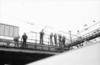 Image of sheet 19800192 photo 2: Gaffer auf der Langstrassen Bahnbruecke, 1980 in Zuerich waehrend den Jugendunruhen. Jugendbewegung Bewegig Zürcher SBB
Zürich 1980 youth movement protest