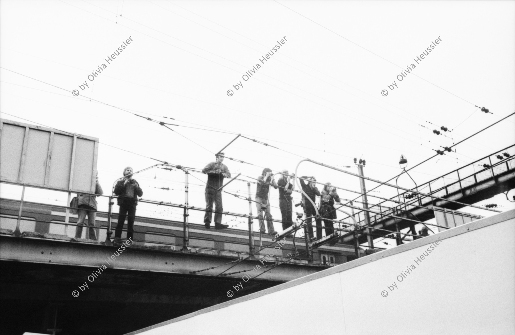 Image of sheet 19800192 photo 2: Gaffer auf der Langstrassen Bahnbruecke, 1980 in Zuerich waehrend den Jugendunruhen. Jugendbewegung Bewegig Zürcher SBB
Zürich 1980 youth movement protest