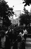 Image of sheet 19800192 photo 20: Unzufriedenen Demonstration mit ca. 7000 Personen an der Bahnhofstrasse beim Hauptbahnhof am 21. Juni.
Jugendbewegung Bewegig AJZ Zürcher Jugendunruhen Demonstrationen
Zürich 1980 youth movement protest
√
© 1980, by OLIVIA HEUSSLER / www.clic.li