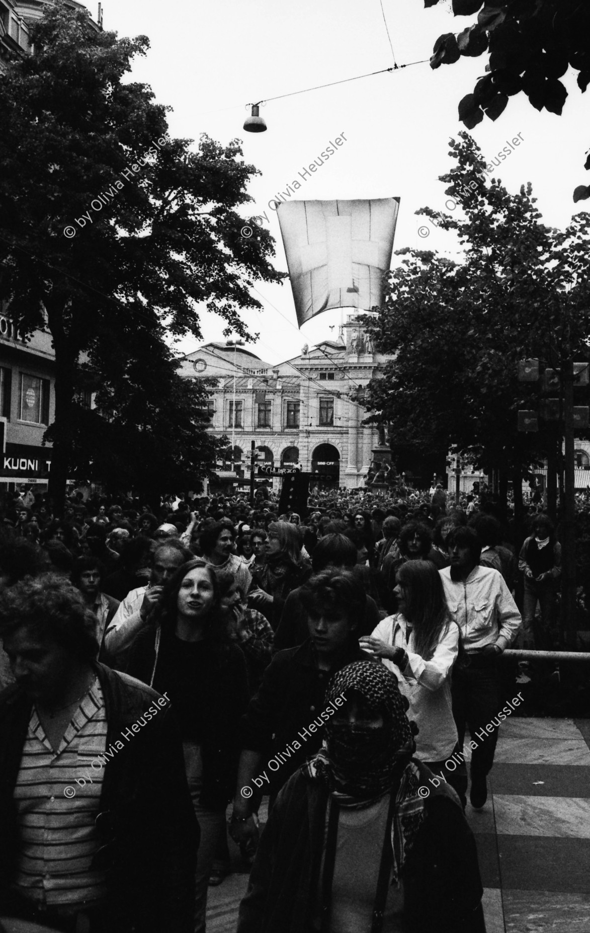 Image of sheet 19800192 photo 20: Unzufriedenen Demonstration mit ca. 7000 Personen an der Bahnhofstrasse beim Hauptbahnhof am 21. Juni.
Jugendbewegung Bewegig AJZ Zürcher Jugendunruhen Demonstrationen
Zürich 1980 youth movement protest
√
© 1980, by OLIVIA HEUSSLER / www.clic.li