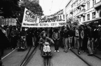 Image of sheet 19800192 photo 22: frtsg. 800190 Unzufriedenen Demonstration mit ca. 7000 Personen führt am geschlossenen und verriegelten AJZ vorbei. Pfarrer Ernst Sieber mit Esel. Transparent ' Ohne Polizei kein Krawall . Betroffene Eltern IGF. Frau im Rollstuhl. Handycap
 Langstrasse 
Zürich 1980 youth movement protest
Jugendbewegung Bewegig AJZ Zürcher Jugendunruhen Demonstrationen