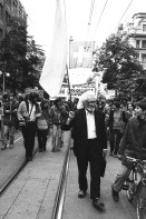 Image of sheet 19800192 photo 23: Unzufriedenen Demonstration mit ca. 7000 Personen. Bahnhofstrasse Hauptbahnhof
Mann mit weisser Fahne kopiert Friedensapostel Max Daetwyler

Jugendbewegung Bewegig AJZ geschlossen verriegelt Zürcher Jugendunruhen Demonstrationen
√
Zürich 1980 Youth protest movement
© 1980, by OLIVIA HEUSSLER / www.clic.li