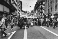 Image of sheet 19800192 photo 31: Unzufriedenen Demonstration mit ca. 7000 Personen führt am geschlossenen und verriegelten AJZ vorbei. Pfarrer Ernst Sieber mit Esel. Transparent Spruchband ' Ohne Polizei kein Krawall. Betroffene Eltern. Frau im Rollstuhl.

Zürich 1980 youth movement protest √
Jugendbewegung Bewegig AJZ Zürcher Jugendunruhen Demonstrationen