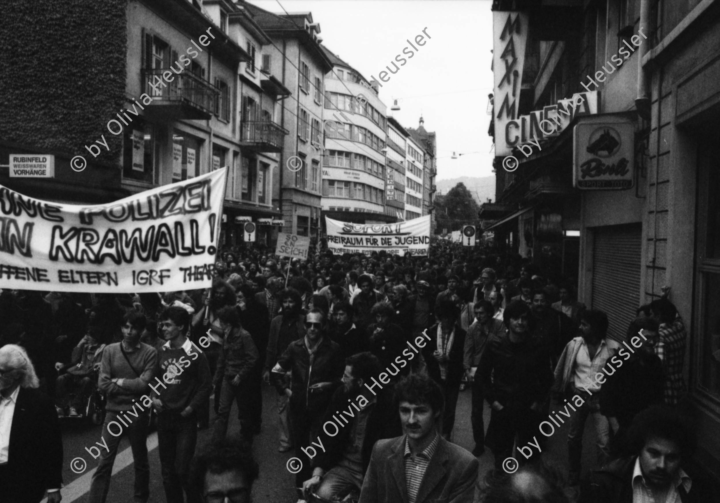 Image of sheet 19800192 photo 33: Unzufriedenen Demonstration an der Langstrasse in Zürich, 1980. youth movement protest Jugendbewegung Bewegig AJZ Zürcher Jugendunruhen Demonstrationen