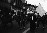 Image of sheet 19800192 photo 35: frtsg. 800190 Unzufriedenen Demonstration mit ca. 7000 Personen  Pfarrer Ernst Sieber mit Esel. Transparent ' Ohne Polizei kein Krawall . Betroffene Eltern IGF. Frau im Rollstuhl. 88 Laden Kleider Store
Mann mit weisser Fahne immitiert und kopiert den Friedensapostel Max Daetwyler Peace Friede
Zürich 1980 youth movement protest
Jugendbewegung Bewegig AJZ Zürcher Jugendunruhen Demonstrationen
